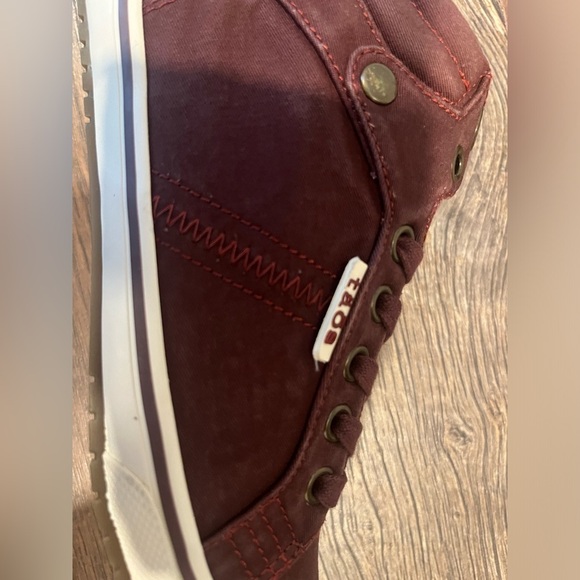 NWT Taos Top Star Canvas Sneaker; Size 7 - Picture 5 of 7